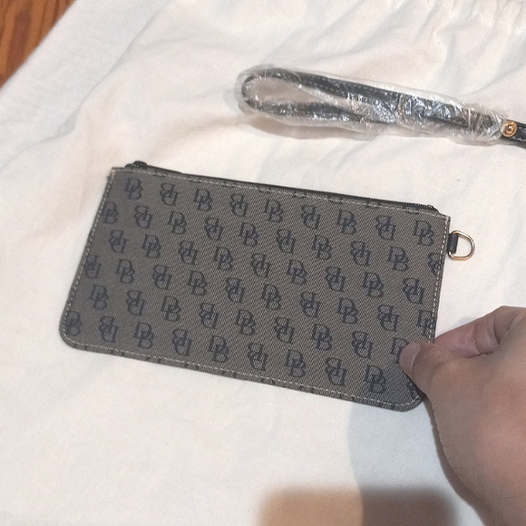 Dooney & Bourke pouch - Picture 3 of 14